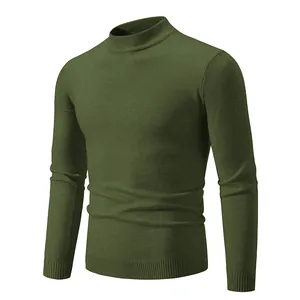 Vista detallada de un jersey de punto ajustado en verde oliva con cuello alto para hombre