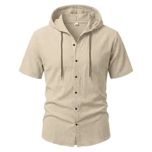 Dettaglio camicia casual in lino kaki con cappuccio, bottoni frontali e tessuto fresco.