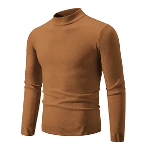 Vista detallada de un jersey de punto para hombre con cuello semi-alto en marrón.