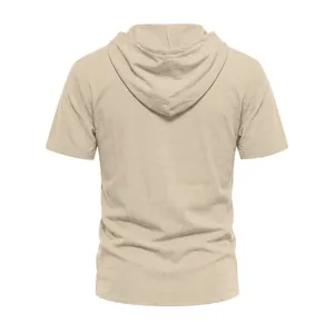 Vista posteriore di una camicia casual da uomo a maniche corte con cappuccio in lino traspirante.