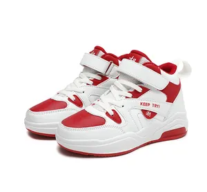 Vue détaillée de baskets montantes rouges et blanches pour enfants avec scratch