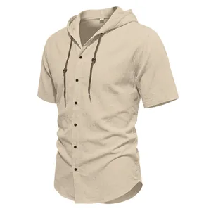 Dettaglio di una camicia estiva da uomo in lino con cappuccio e bottoni per il casual