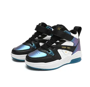 Détail latéral de baskets hautes pour enfants avec panneaux bleus irisés et scratch