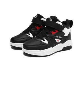 Vue détaillée de baskets montantes pour enfants avec scratchs et cuir noir élégant