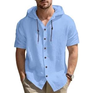 Detalle de camisa de lino azul para hombre con manga corta, capucha y botones frontales