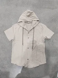 Vista piatta di una camicia da uomo in lino beige a maniche corte con cappuccio per l'estate.