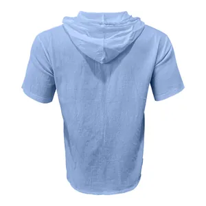 Vista trasera detallada de una camiseta de hombre azul claro con capucha y manga corta
