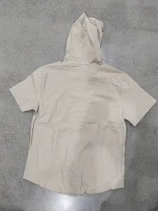Vista posteriore di una camicia casual da uomo in lino beige con cappuccio e maniche corte.
