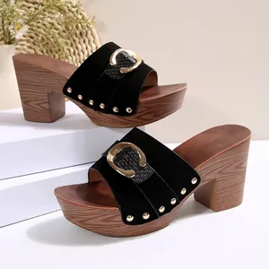Mules elegantes de plataforma para mujer con hebilla dorada y tacón efecto madera