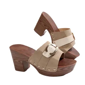 Elegantes sandalias de plataforma para mujer con hebilla decorativa y suela de madera