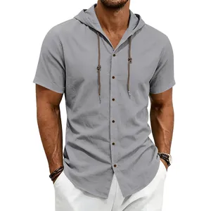 Vista della camicia in lino grigio con cappuccio su modello, maniche corte e bottoni.