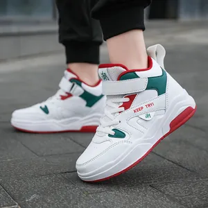 Strapazierfähige Basketballschuhe für Jungen, Weiß mit roten und grünen Akzenten