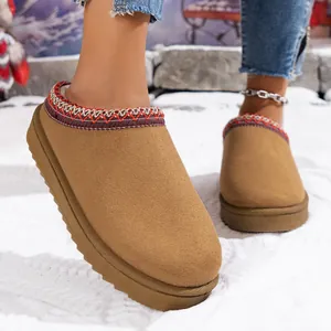 Nahaufnahme von hellbraunen Plateau-Schneeschuhen mit Stickerei auf Schnee