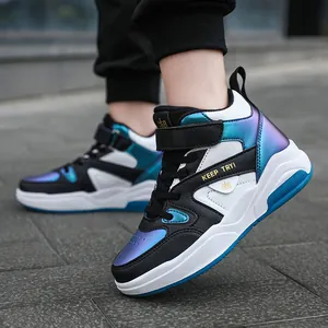 Basketball-Sneaker für Jungen mit schillernden blauen Details und dicker Sohle