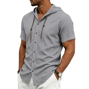 Dettaglio di una camicia in lino grigio a maniche corte con cappuccio per uomo estiva