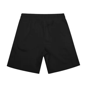 Vue arrière détaillée d'un short de sport décontracté à côtes pour homme en noir d'été.