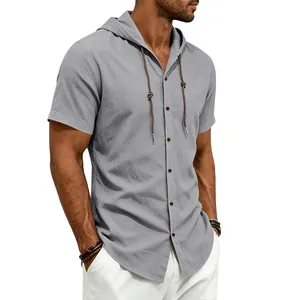 Dettaglio della camicia grigia da uomo in lino con cappuccio a maniche corte.