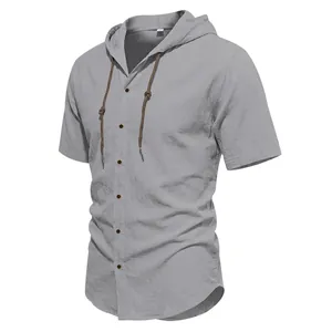 Camicia casual grigia in lino a maniche corte con cappuccio su sfondo bianco