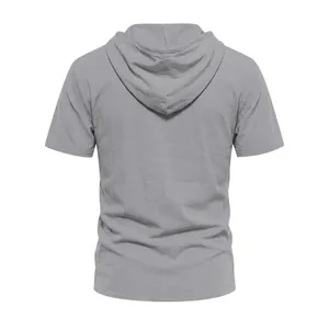 Vista posteriore di camicia da uomo in lino grigio con cappuccio e maniche corte, vestibilità ampia