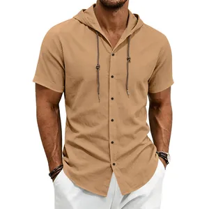 Vista dettagliata di una camicia casual da uomo in lino color kaki con cappuccio estiva.