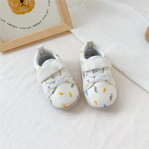 Zachte witte baby loopschoenen met kleurrijke dinosaurusprints voor jongens en meisjes
