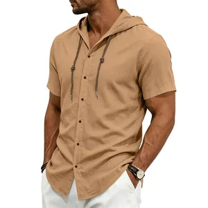 Dettaglio di camicia estiva in lino kaki con cappuccio e maniche corte
