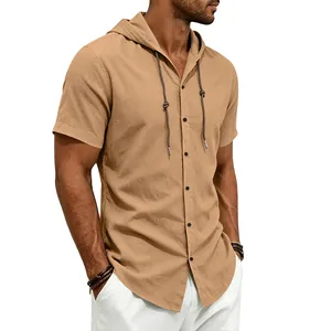 Dettaglio di una camicia con cappuccio in lino kaki da uomo con trama del tessuto.