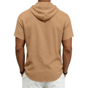 Vista posteriore di camicia in lino con cappuccio kaki da uomo, traspirante e casual.