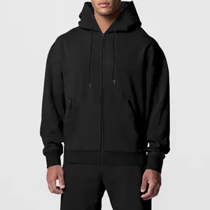 Detailansicht eines schwarzen Herren-Fleece-Trainingsanzugs mit Kapuze für den Winter