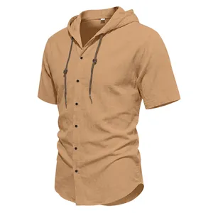 Dettaglio del tessuto in lino traspirante e della chiusura a bottoni di questa camicia kaki.