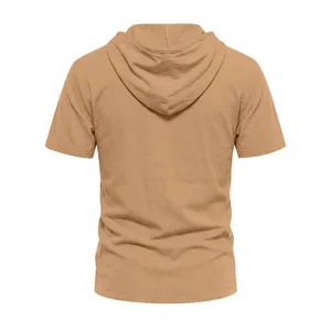 Dettaglio del retro di una camicia da uomo a maniche corte con cappuccio traspirante kaki