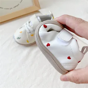 Flexibele leren baby loopschoentjes met zachte zool en hartvormig borduurwerk