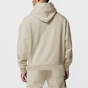 Detail-Rückansicht eines hochwertigen beigen Herren-Kapuzen-Fleece-Trainingsanzugs für Sport