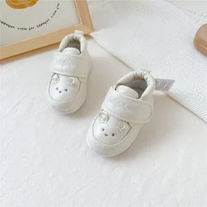 Chaussures de marche souples pour bébé couleur crème avec motif ours et fermeture velcro