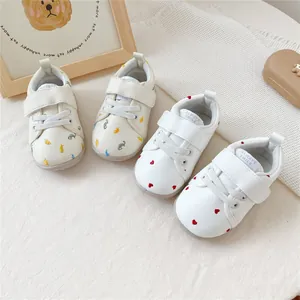 Witte zachte baby wandelschoenen met dinosaurus en hart geborduurde ontwerpen