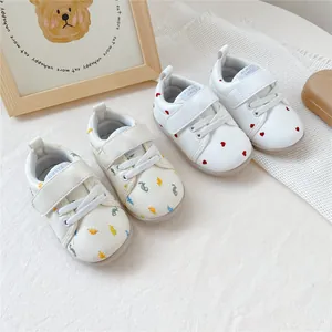 Comfortabele witte babyloopschoenen met schattige rode hartjes en dinosaurusprints
