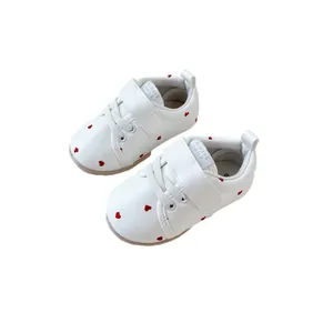 Witte baby loopschoenen met geborduurde rode hartjes en comfortabele zachte zool