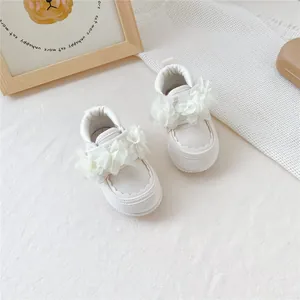 Vue détaillée de chaussures de marche pour bébé blanches avec fleurs 3D élégantes