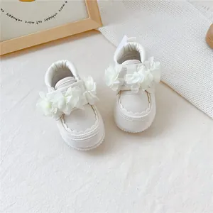 Vue détaillée de chaussures de marche souples pour bébé avec fleurs en mousseline