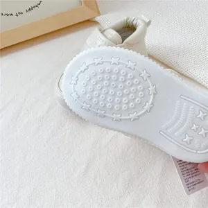 Vue détaillée de la semelle en caoutchouc souple antidérapante pour chaussures bébé
