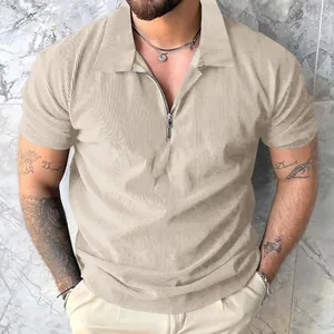 Dettaglio del polo beige a maniche corte a coste con un elegante colletto con zip