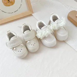 Chaussures de marche souples pour bébé avec broderie d'ours et fleurs blanches