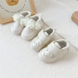 Charmantes chaussures de marche pour bébé blanc cassé avec fleurs et broderie lapin