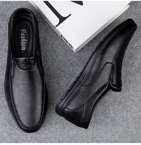 Detailaufnahme von schwarzen Herren-Business-Schuhen aus echtem Leder zum Hineinschlüpfen