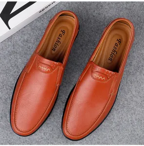 Draufsicht auf klassische Herren-Slipper aus echtem Leder mit einer eleganten Textur.