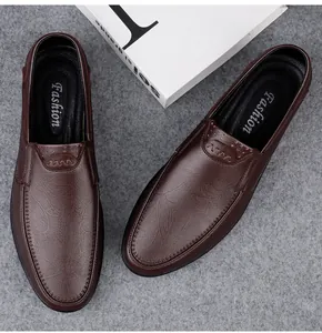 Nahaufnahme von dunkelbraunen Business-Loafers aus Leder mit Textur