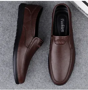 Detaillierte Drauf- und Seitenansicht brauner Leder-Business-Loafers für Herren
