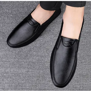 Detaillierte Draufsicht auf schwarze Herren-Business-Loafer aus echtem Leder am Fuß