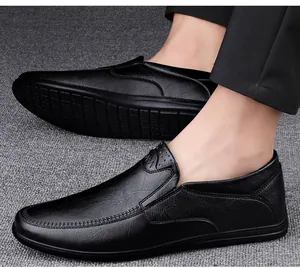 Detailansicht schwarzer Business-Slipper für Herren aus echtem Leder mit feinen Nähten