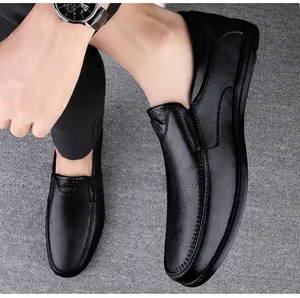 Detailansicht von schwarzen Business-Loafers aus echtem Leder mit eleganten Ziernähten